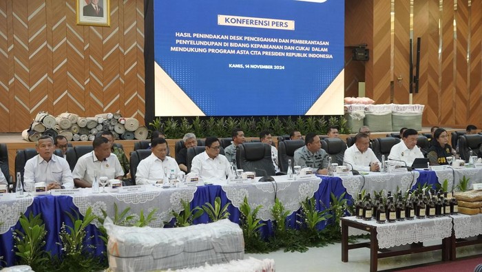 Konferensi Pers Penyelundupan Barang Ilegal