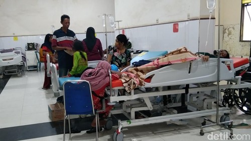 Korban keracunan massal masih menjalani opname di RSUD Kota Bima, Sabtu, (16/11/2024).