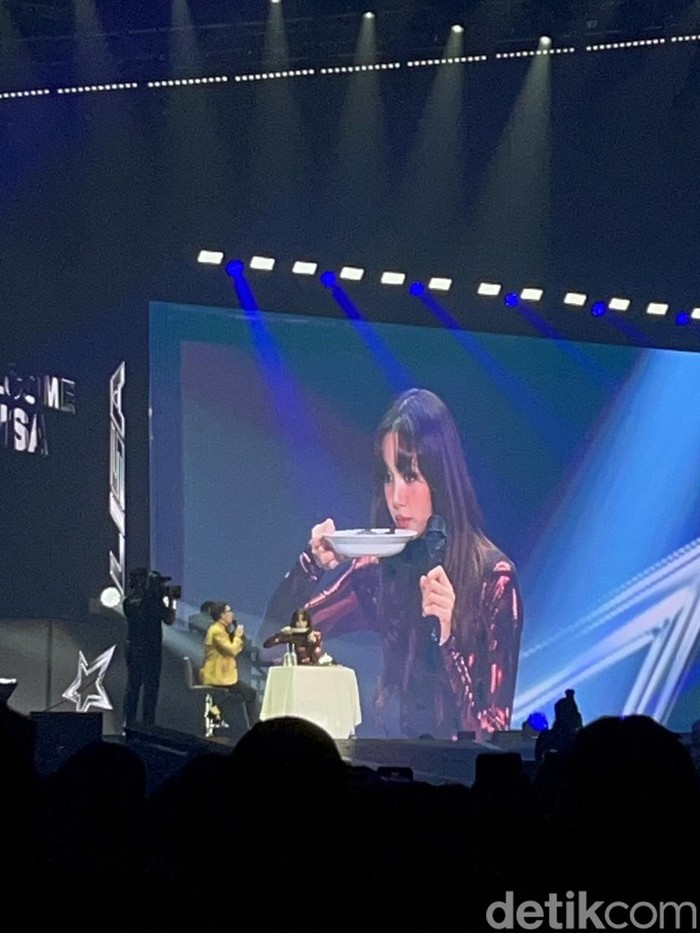 Lisa BLACKPINK 2024 Lisa Fan Meetup in Jakarta digelar di BCIS, Ancol, pada Jumat (15/11/2024).