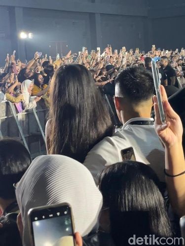 Berusaha melihat Lisa BLACKPINK di sesi send off 2024 Lisa Fan Meetup in Jakarta, Jumat (15/11/2024).