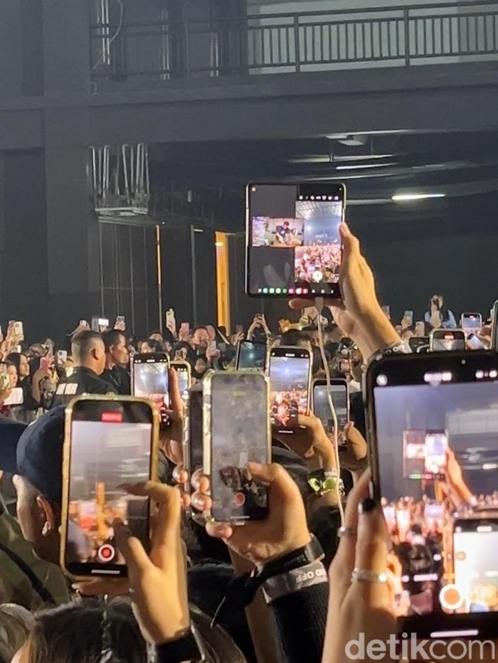 Lisa BLACKPINK Berusaha melihat Lisa BLACKPINK di sesi send off 2024 Lisa Fan Meetup in Jakarta, Jumat (15/11/2024).