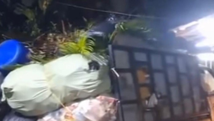 Masih ada mobil buang sampah di TPS liar Limo Depok