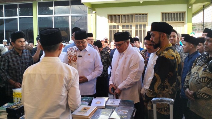 Menteri Ekonomi Kreatif/Kepala Badan Ekonomi Kreatif (Menekraf/Kabekraf) Teuku Riefky Harsya meluncurkan program Kreatif Santri Indonesia (Kreasi) di Dayah Mudi Mesra, Samalanga, Bireuen. (Agus Setyadi/detikSumut)