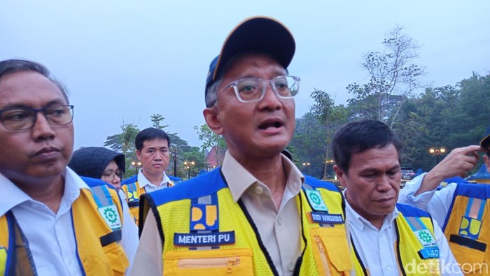 Menteri Pekerjaan Umum Dody Hanggodo di Bendung Karangtalun, Ngluwar, Kabupaten Magelang, Sabtu (16/11/2024).