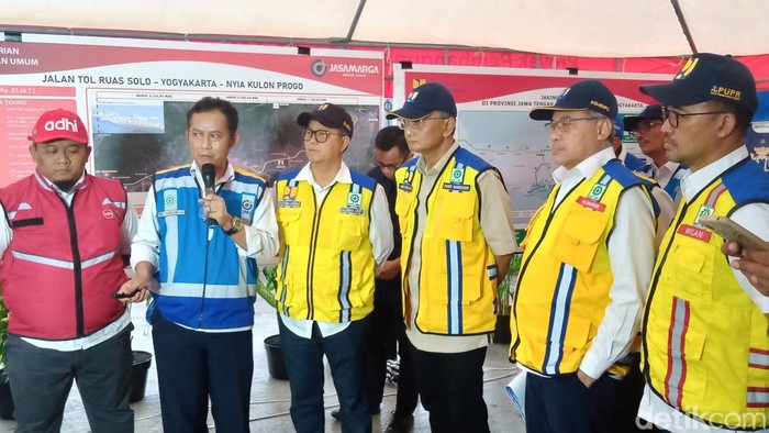 Menteri PU Dody Hanggodo mengunjungi exit tol Prambanan, Klaten, Sabtu (16/11/2024).