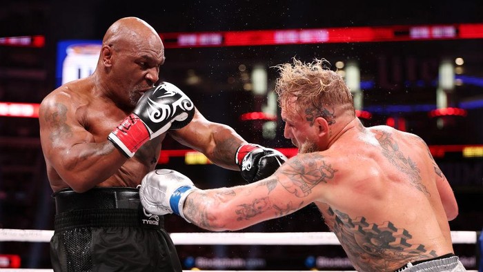 ARLINGTON, TEXAS - NOVEMBER 15: (L-R) Mike Tyson and Jake Paul fight during LIVE On Netflix: Jake Paul vs. Mike Tyson at AT&T Stadium on November 15, 2024 in Arlington, Texas. (Photo by Al Bello/Getty Images for Netflix © 2024)