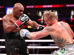 Mike Tyson vs Jake Paul Disebut Boring, Gadis Ring Ini Viral Jadi Penyelamat
