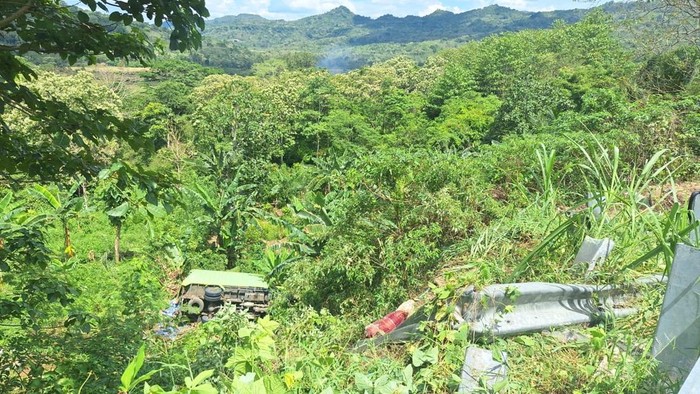 Mobil boks terguling ke jurang karena hilang kendali di jalan poros Maros-Bone.