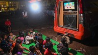 Layanan salah satu LSM tersebut bertujuan memberikan hiburan bagi anak-anak pengungsi.