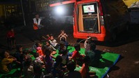 Mereka ditayangkan beragam kartun menghibur, seperti Upin Ipin.