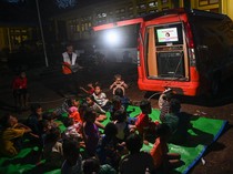 Mobil Sahabat Anak Hibur Pengungsi Erupsi Lewotobi