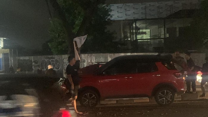 Mobil tabrak pohon di pembatas jalan di Bogor