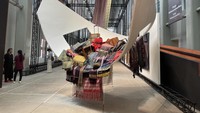 Salah satu kain wastra nusantara yang menarik perhatian adalah tenun ikat dari Kupang, Nusa Tenggara Timur, yang dibuat dari serat katun dan juga kain songket Toba dari Samosir, Sumatera Utara dari serat tensel dan wol bersama dengan banyak lagi koleksi lainnya. (Amalia/detikTravel)