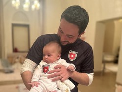 Pangeran Yordania Pamer Momen Bersama Bayinya, Kompak Pakai Jersey Timnas