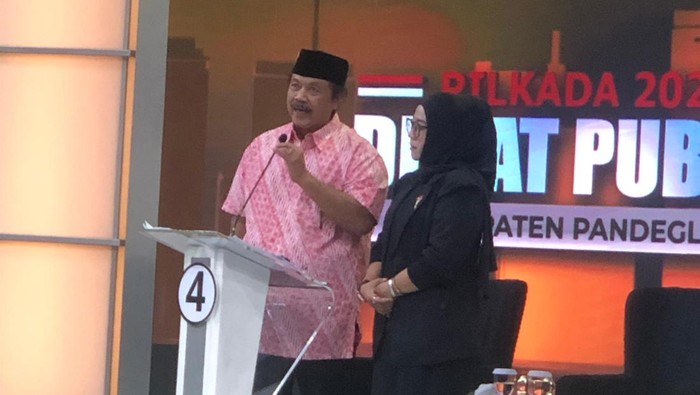 Pasangan calon Bupati dan Wakil Bupati Pandeglang nomor urut 4, Aap-Anita.
