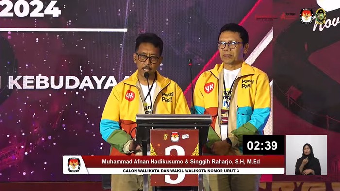 Paslon Afnan Hadikusumo dan Singgih Raharjo di Debat Kedua Pilkada Jogja, Sabtu (16/11/2024).