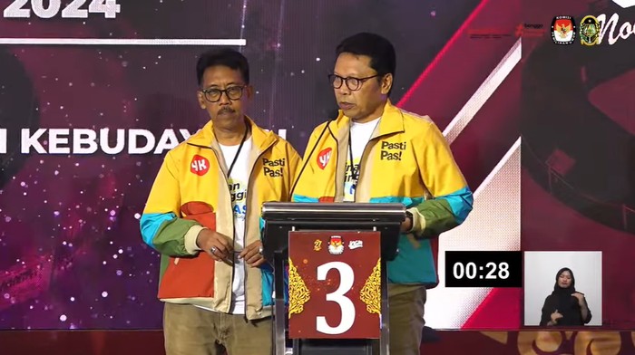Paslon Afnan Hadikusumo dan Singgih Raharjo di debat kedua Pilkada Jogja, Sabtu (16/11/2024).