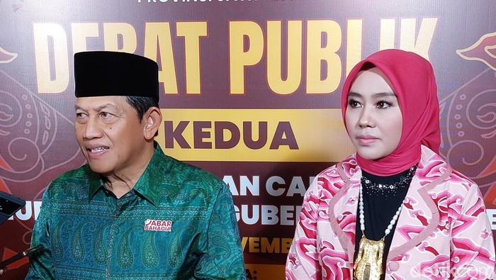 Paslon Cagub dan Cawagub Jabar Acep-Gita di debat kedua.