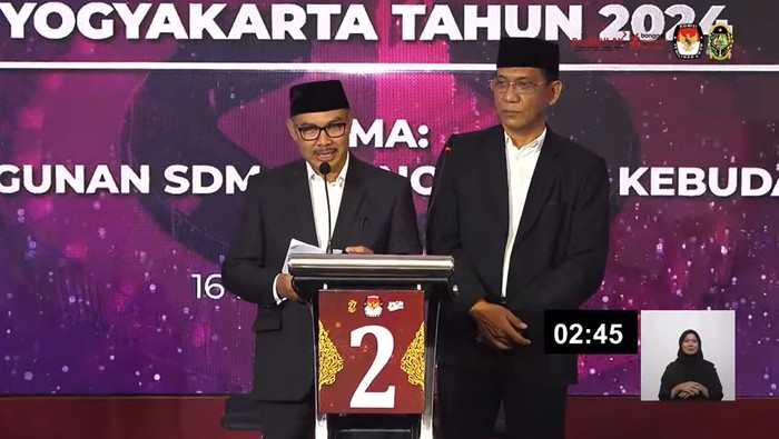 Paslon Hasto Wardoyo dan Wawan Harmawan saat debat publik kedua, Sabtu (16/11/2024).