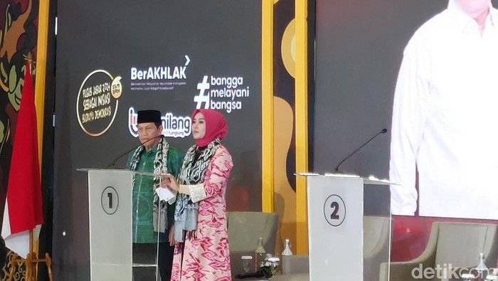 Paslon Pilgub Jabar Acep Adang-Gitalis Dwinatarina di Debat Kedua Pilgub Jabar 2024