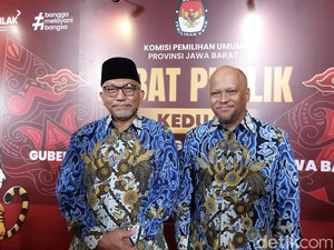 Syaikhu Ungkap Alasan Pakai Batik Motif Megamendung di Debat Kedua