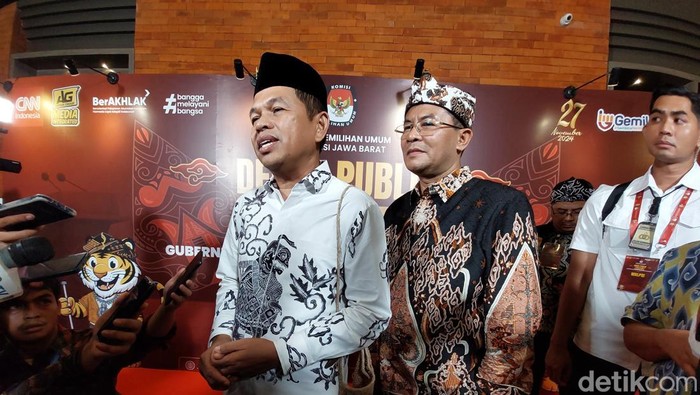 Paslon Pilgub Jabar Dedi Mulyadi-Erwan Setiawan di debat publik kedua Pilgub Jabar 2024