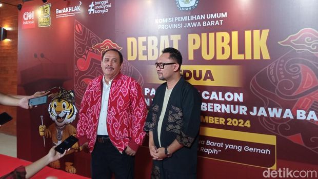 Paslon Pilgub Jabar Jeje Wiradinata dan Ronal Surapradja di debat publik kedua Pilgub Jabar 2024