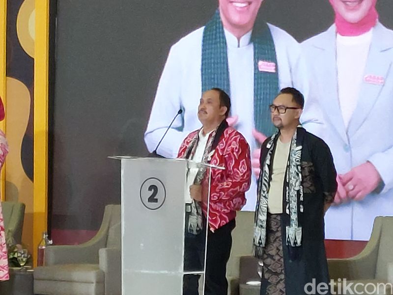 Paslon Pilgub Jabar Jeje Wiradinata-Ronal Surapradja di Debat Kedua Pilgub Jabar 2024