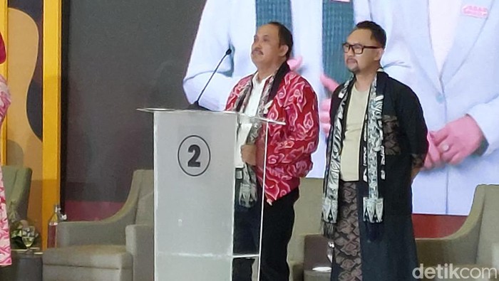 Paslon Pilgub Jabar Jeje Wiradinata-Ronal Surapradja di Debat Kedua Pilgub Jabar 2024