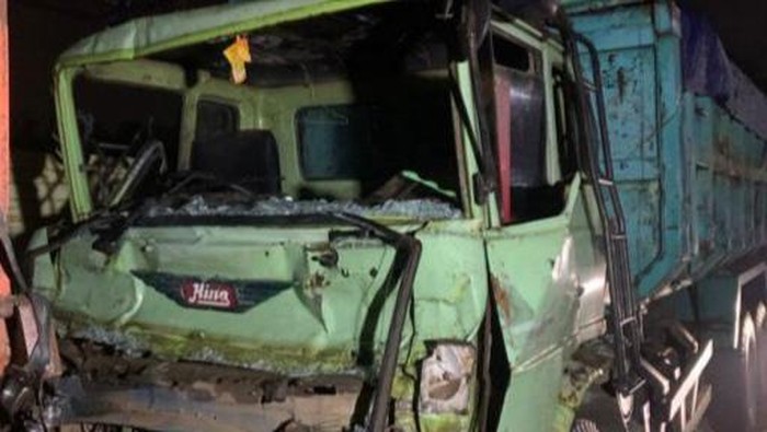 Penampakan kabin truk ringsek akibat kecelakaan beruntun di Parung Panjang, Bogor, Jumat (15/11) malam.