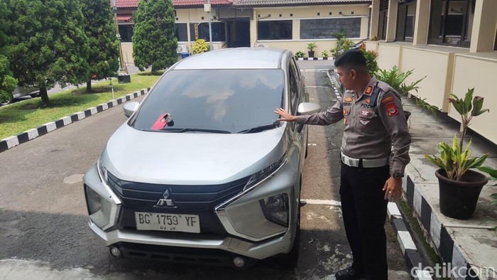 Penampakan mobil yang digunakan mahasiswa pelaku tabrak lari maut di Sleman, Sabtu (16/11/2024).