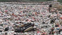 Sampah-sampah itu rencananya akan dipindahkan ke TPA Burangkeng. 