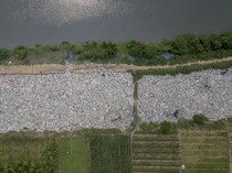 Penampakan TPS Ilegal di Bantaran Kali CBL Bekasi