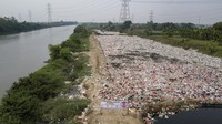 Kondisi tumpukan sampah di bantaran Kali Cikarang Bekasi Laut (CBL) di Desa Muara Bakti, Babelan, Kabupaten Bekasi, Jawa Barat, Jumat (15/11/2024). 