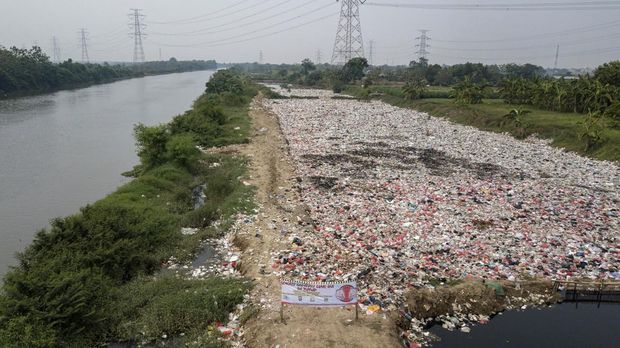 Kondisi tumpukan sampah di bantaran Kali Cikarang Bekasi Laut (CBL) di Desa Muara Bakti, Babelan, Kabupaten Bekasi, Jawa Barat, Jumat (15/11/2024). Dinas Lingkungan Hidup (DLH) Kabupaten Bekasi menutup TPS Ilegal di bantaran Kali CBL yang sudah satu bulan digunakan untuk menampung sampah dan sampah yang menumpuk rencana akan dipindahkan ke TPA Burangkeng. ANTARA FOTO/Fakhri Hermansyah/foc.