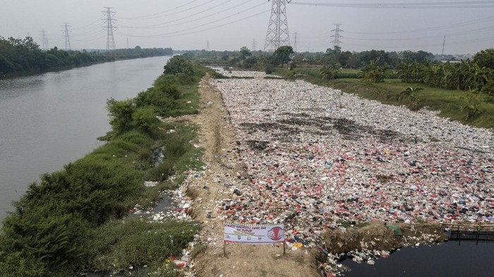 Penampakan TPS Ilegal di Bantaran Kali CBL Bekasi Kondisi tumpukan sampah di bantaran Kali Cikarang Bekasi Laut (CBL) di Desa Muara Bakti, Babelan, Kabupaten Bekasi, Jawa Barat, Jumat (15/11/2024). Dinas Lingkungan Hidup (DLH) Kabupaten Bekasi menutup TPS Ilegal di bantaran Kali CBL yang sudah satu bulan digunakan untuk menampung sampah dan sampah yang menumpuk rencana akan dipindahkan ke TPA Burangkeng. ANTARA FOTO/Fakhri Hermansyah/foc.