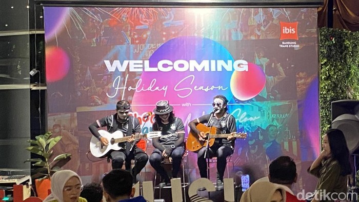 Penampilan Kuburan Band pada kegiatan Press Conference di Ibis Bandung Trans Studio Hotel, Jumat (15/11/2024).