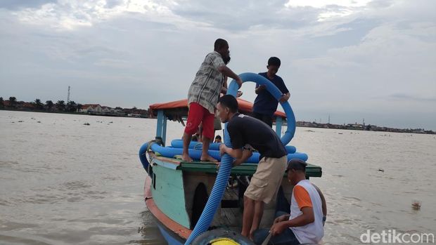Waktu menunjukkan pukul 17.00 WIB, dan mereka yang berada di atas perahu tampak serius memegangi selang kompresor seperti sedang menyedot pasir dari dasar Sungai Musi. Itulah mereka, para pencari harta karun di Sungai Musi.