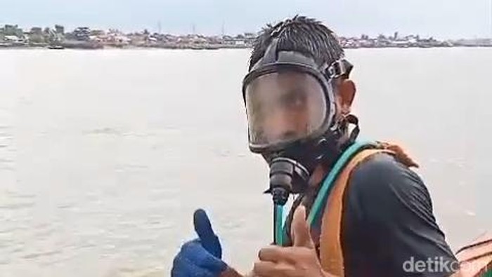 Waktu menunjukkan pukul 17.00 WIB, dan mereka yang berada di atas perahu tampak serius memegangi selang kompresor seperti sedang menyedot pasir dari dasar Sungai Musi. Itulah mereka, para pencari harta karun di Sungai Musi.