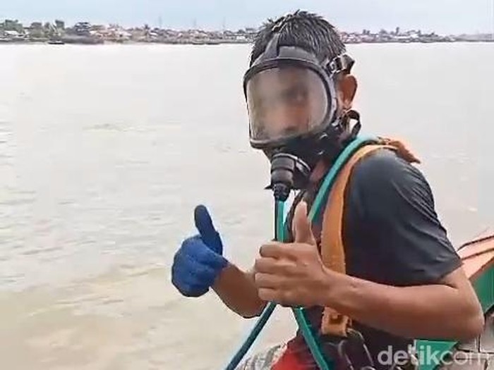 Waktu menunjukkan pukul 17.00 WIB, dan mereka yang berada di atas perahu tampak serius memegangi selang kompresor seperti sedang menyedot pasir dari dasar Sungai Musi. Itulah mereka, para pencari harta karun di Sungai Musi.