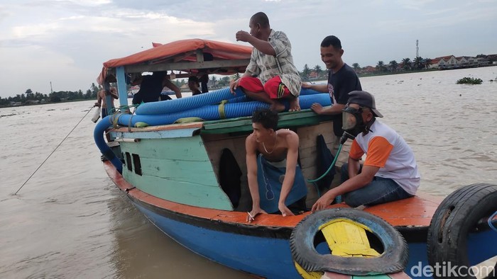 Pencari Harta Karun di Sungai Musi Pencari harta karun di Sungai Musi berani bertaruh nyawa di kedalaman. Ada manis getir yang mereka rasakan setiap harinya.