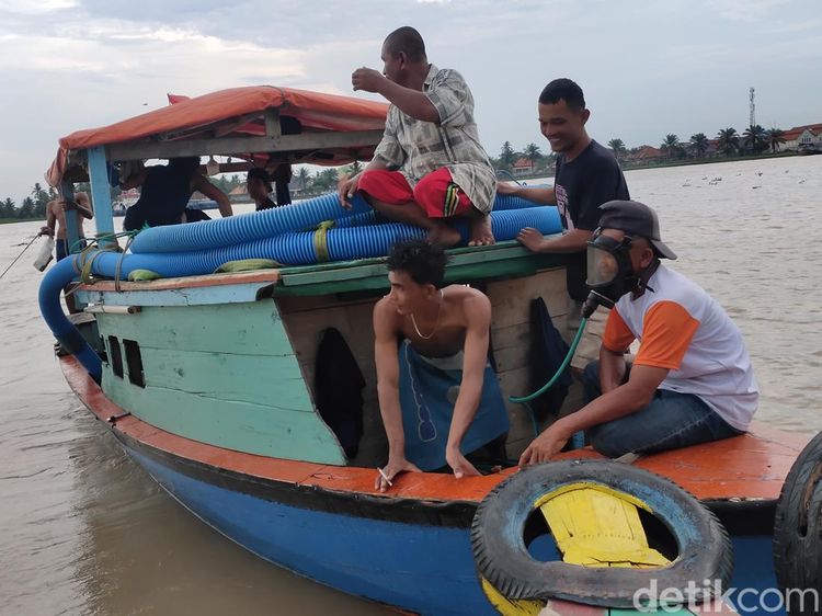 Aksi Bertaruh Nyawa Demi Emas dan Barang Berharga