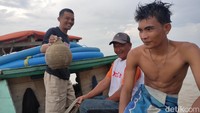 Mereka menunjukkan hasil perburuan harta karun di Sungai Musi, berupa tembikar.