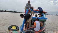 Setiap orang di perahu memiliki tugas masing-masing. Kru yang paling peting adalah mereka yang memegang mesin kompresor.