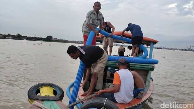 Waktu menunjukkan pukul 17.00 WIB, dan mereka yang berada di atas perahu tampak serius memegangi selang kompresor seperti sedang menyedot pasir dari dasar Sungai Musi. Itulah mereka, para pencari harta karun di Sungai Musi.