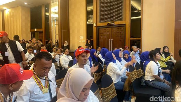 Pendukung paslon Pilwalkot Jogja saat menghadiri debat kedua, Sabtu (16/11/2024)