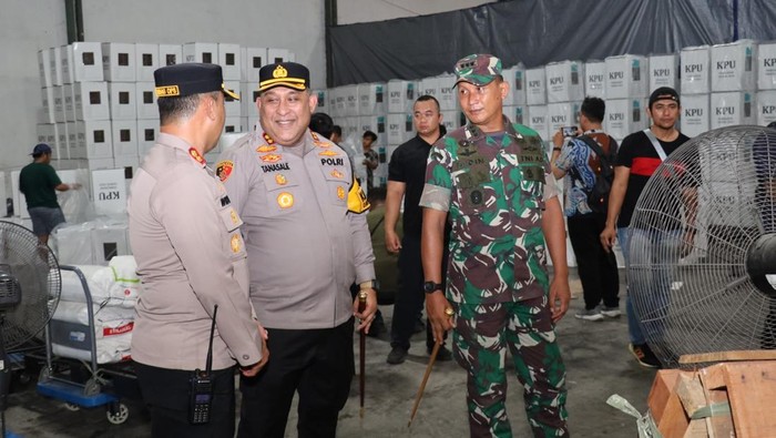 Pengecekan logistik Pilwali Surabaya di Gudang KPU Kota Surabaya.