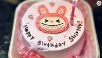 Mau yang mungil? Ini inspirasi bento cake tema Labubu untuk kejutan ulang tahun. Walau ukurannya kecil, tapi figur Labubu tetap bisa terlihat maksimal. Foto: the_ace_sisters_and_mummy_fay