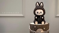 Cake cokelat dengan hiasan fondant Labubu warna cokelat ini terlihat klasik sekaligus menggemaskan. Foto: luludecake
