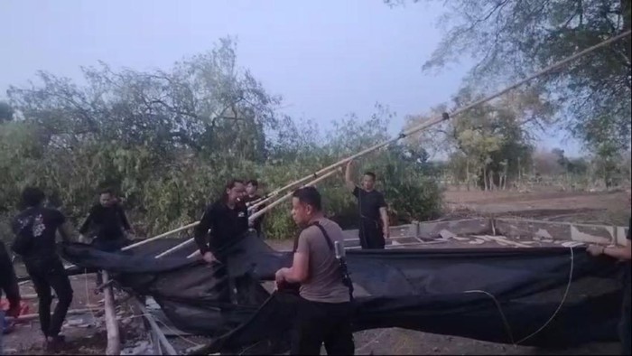 Penggerebekan arena sabung ayam di Desa Sokobanah, Sampang.